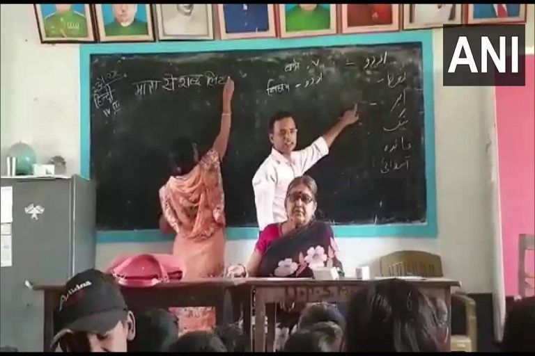 Class Ka Video: क्लास में एक साथ पहुंच गए हिंदी और उर्दू के टीचर, फिर बच्चों ने जो किया वो सपने में भी सोच नहीं सकते | देखिए वीडियो